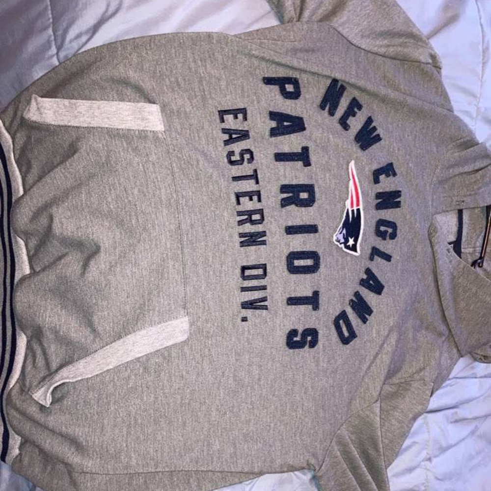 Men’s Patriots sweatshirt